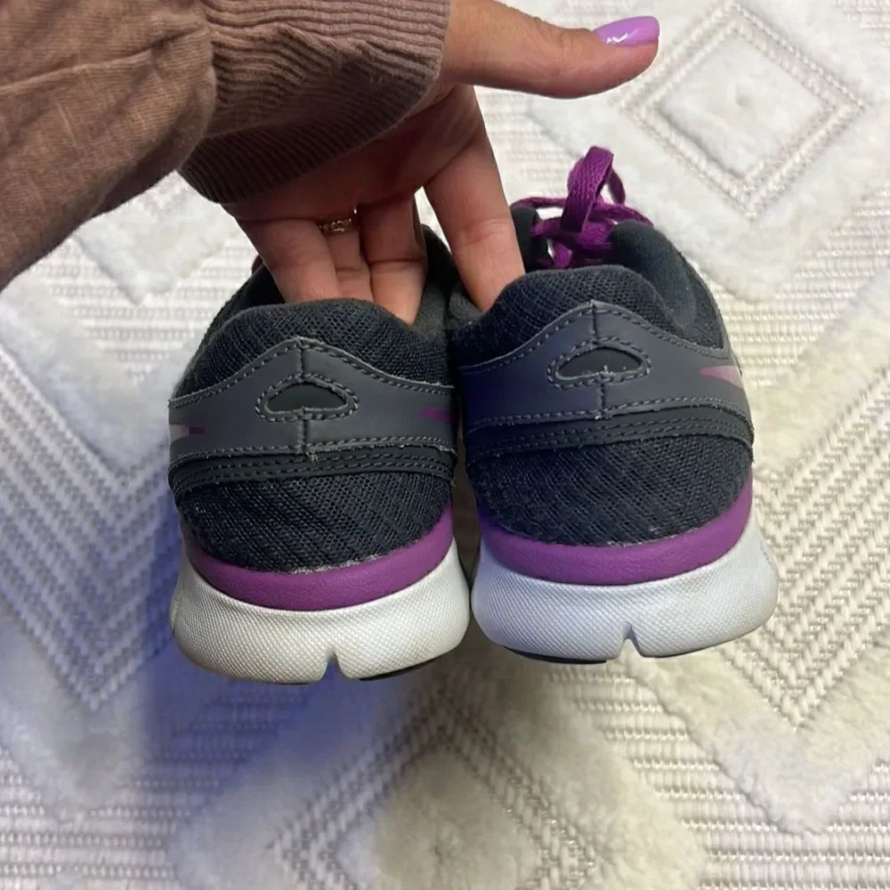NIKE Tennis Shoes - Picture 6 of 9